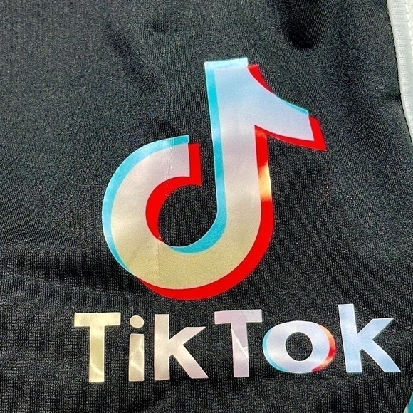TikTok Logo Cropped Tee & Shorts Lounge Set w/ Pockets + Free Stickers – Large - Picture 5 of 15